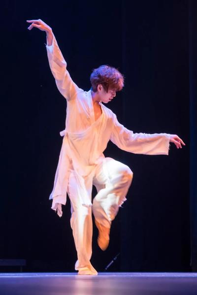 男子现? border=