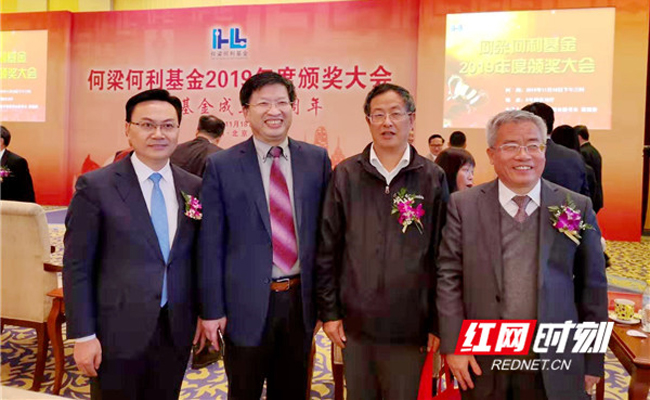 刘仲华? border=